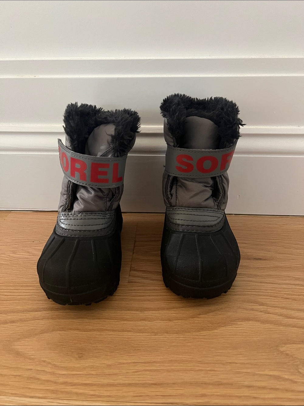 Sorel Kids Black & Gray Winter Boots with Red Logo Strap